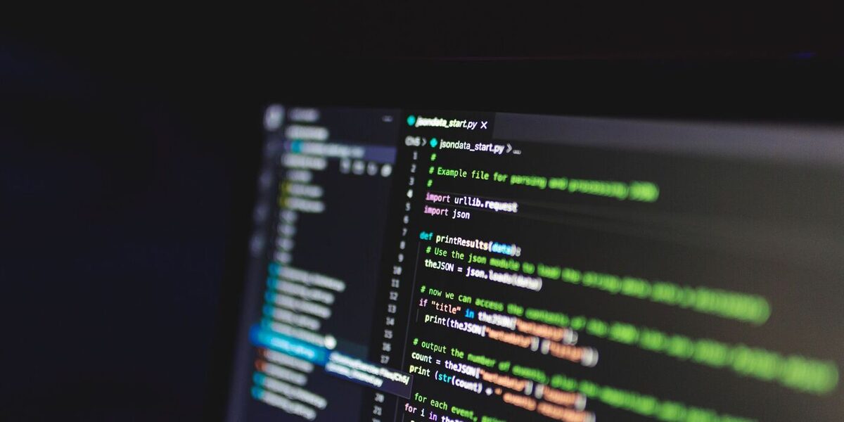 Código JSON-LD de dados estruturados num editor