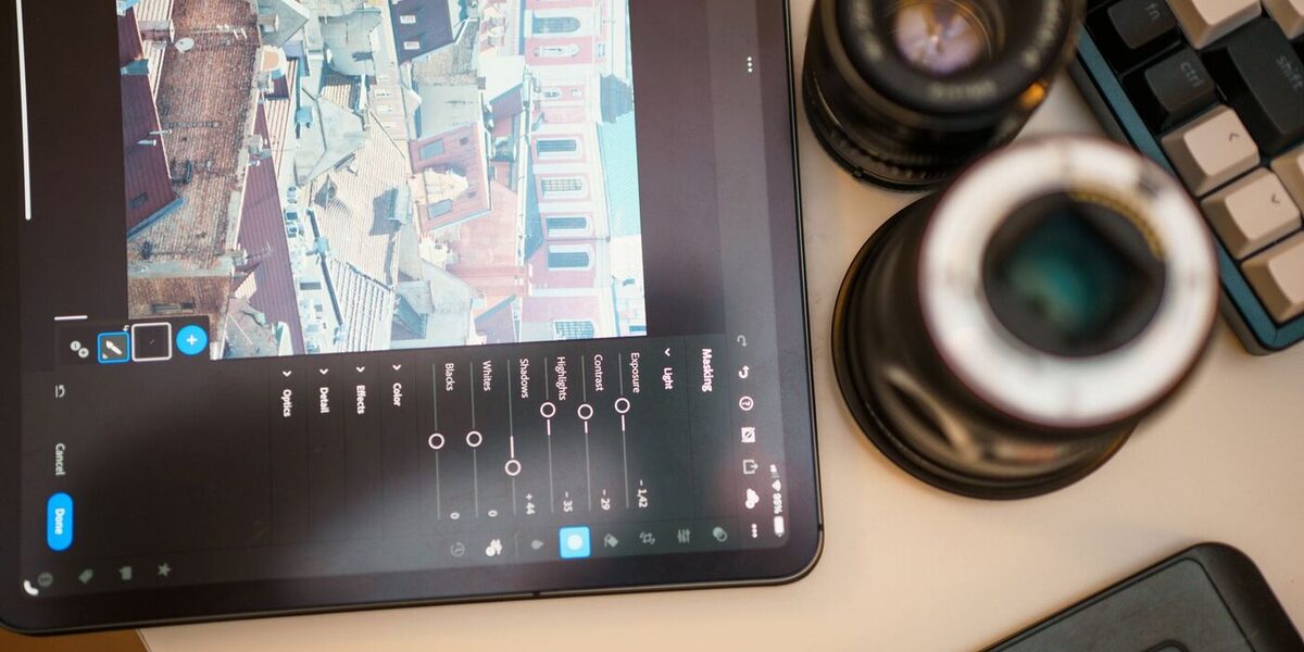 Fotógrafo a organizar imagens num computador