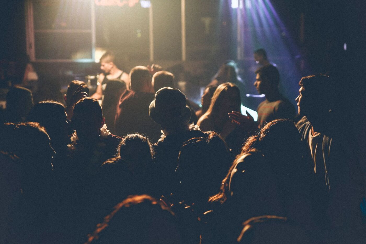 Ambiente de esplanada e piscina exterior de um bar de vida noturna em Lisboa