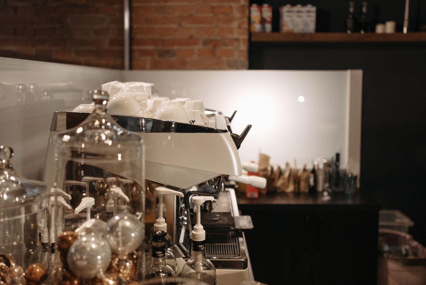Café de especialidade em Lisboa com balcão e máquina de expresso