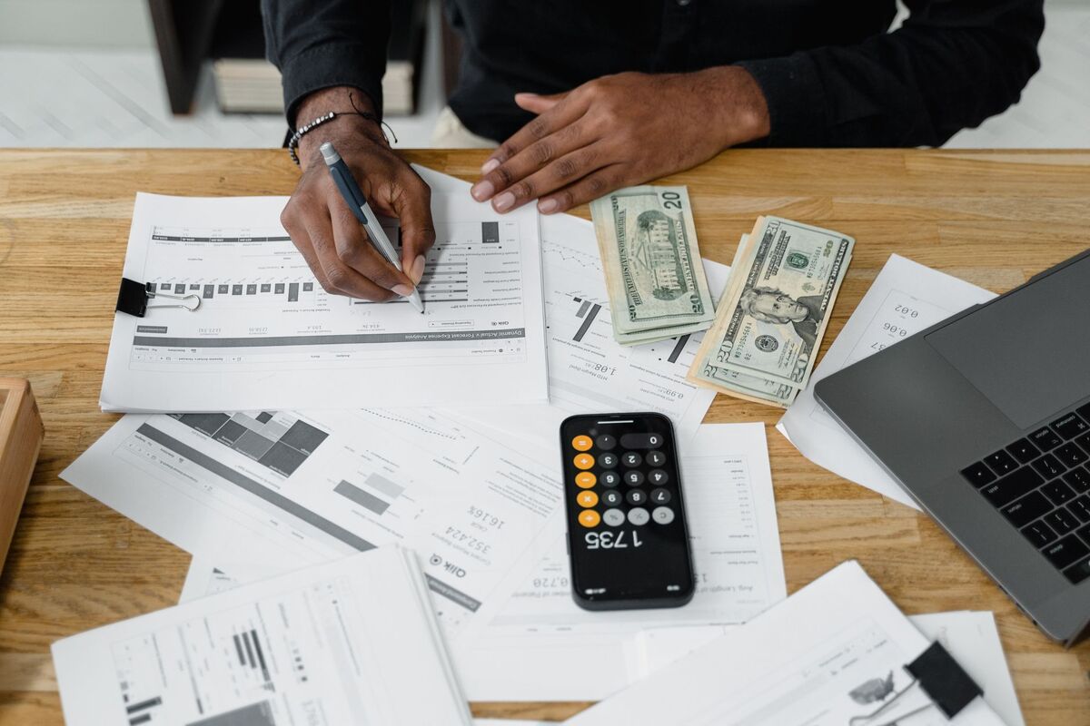 Equipa de contabilidade certificada a rever indicadores financeiros de clientes em Lisboa
