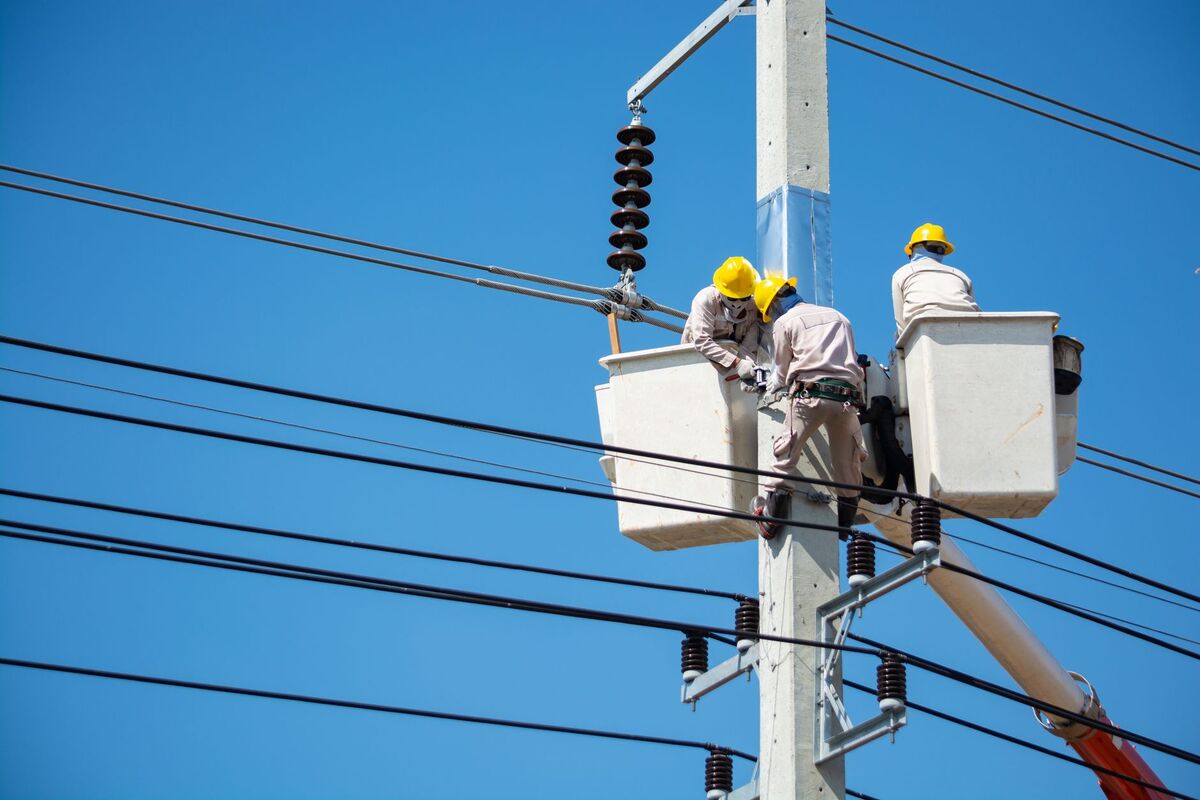 Eletricista a instalar cablagem numa habitação em Lisboa