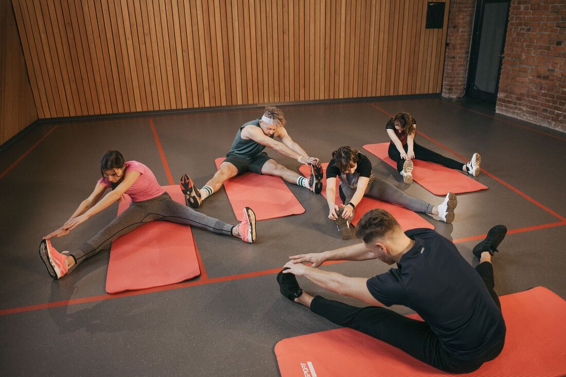 Instrutor a acompanhar aluno numa aula de treino funcional num estúdio de fitness em Lisboa