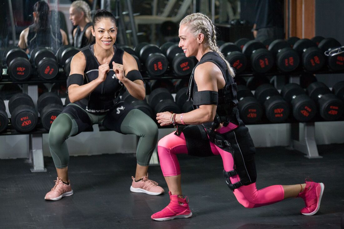 Turma de spinning num estúdio de fitness boutique em Lisboa durante a hora de ponta