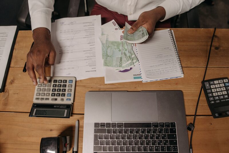 Contabilista a trabalhar num escritório de contabilidade em Lisboa