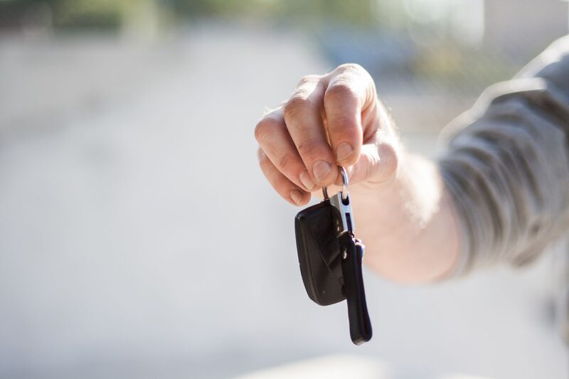 Frota de automóveis de aluguer estacionada num balcão de rent-a-car em Lisboa