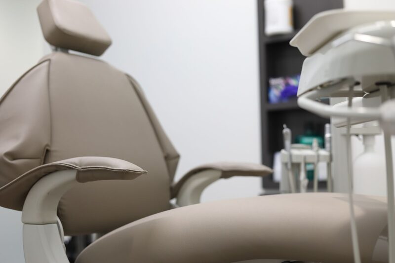 Clínica dentária moderna em Lisboa com consultório equipado para tratamentos de medicina dentária