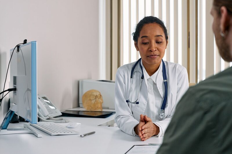 Médico em consultório privado em Lisboa a atender um paciente