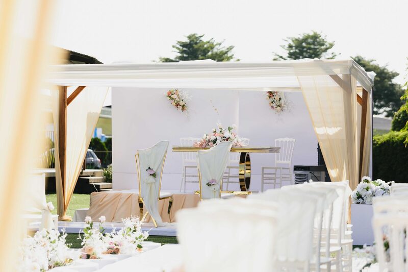 Organizador de eventos a preparar a decoração de um casamento em Lisboa
