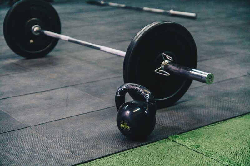 Interior de um ginásio moderno em Lisboa com equipamento de musculação