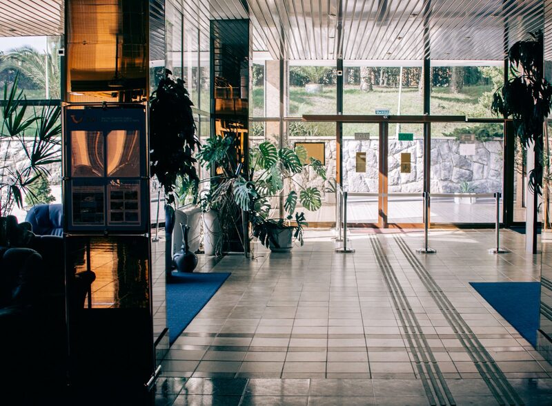 Fachada de um hotel em Lisboa pronto para receber hóspedes