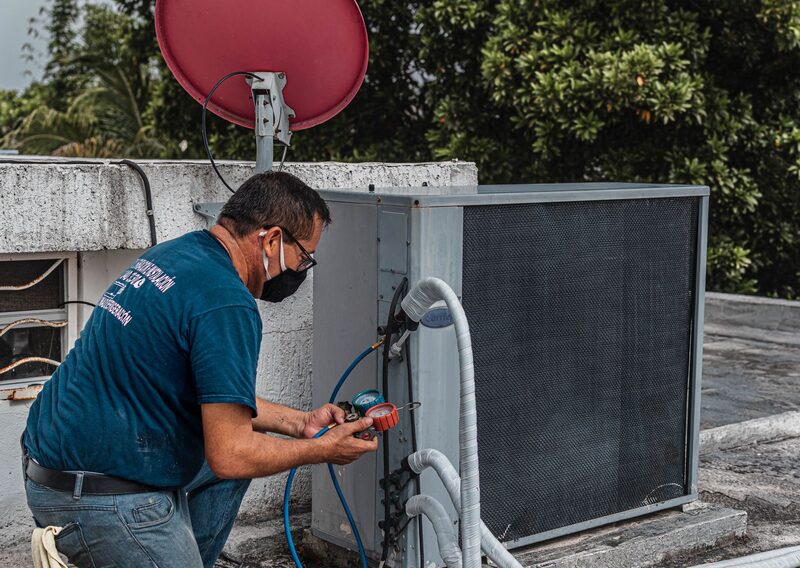 Técnico de AVAC a instalar unidade de ar condicionado numa habitação em Lisboa