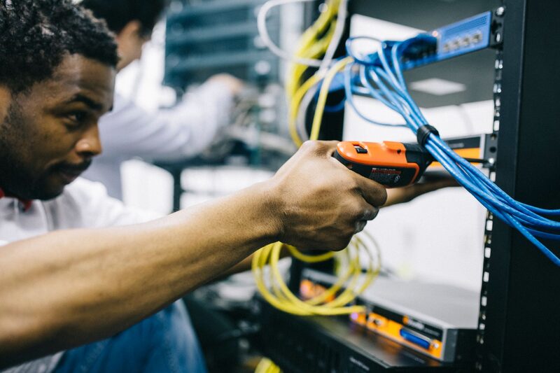 Equipa técnica de uma empresa de TI a trabalhar num centro de dados em Lisboa