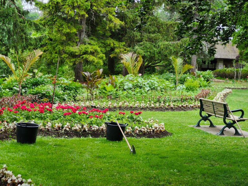 Jardineiro a cuidar de um jardim residencial em Lisboa