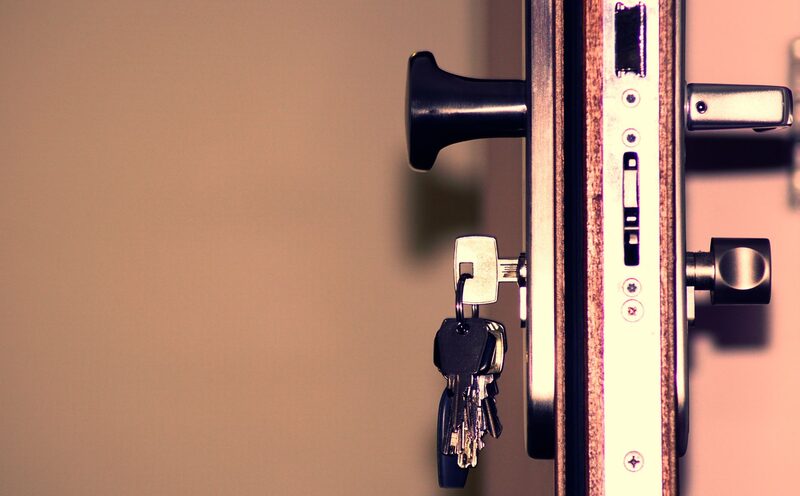 Chaveiro a reparar uma fechadura à porta de um apartamento em Lisboa