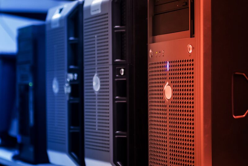 Técnico de um MSP a monitorizar infraestrutura de TI de clientes a partir de Lisboa