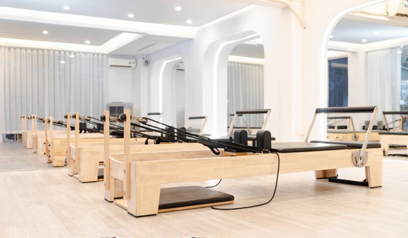 Aula de pilates reformer num estúdio boutique em Lisboa