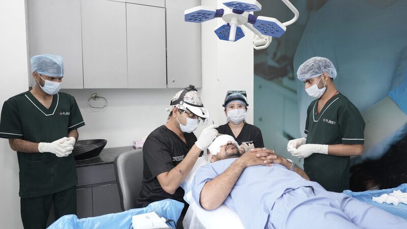 Consultório de cirurgia plástica em Lisboa preparado para consulta com paciente