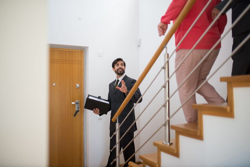 Agente imobiliário a mostrar apartamento a clientes em Lisboa