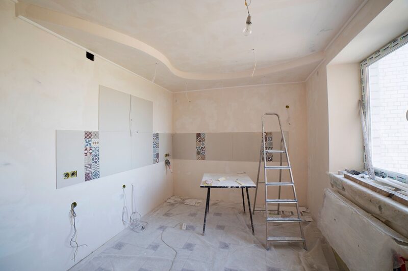 Equipa de remodelação a renovar um apartamento em Lisboa