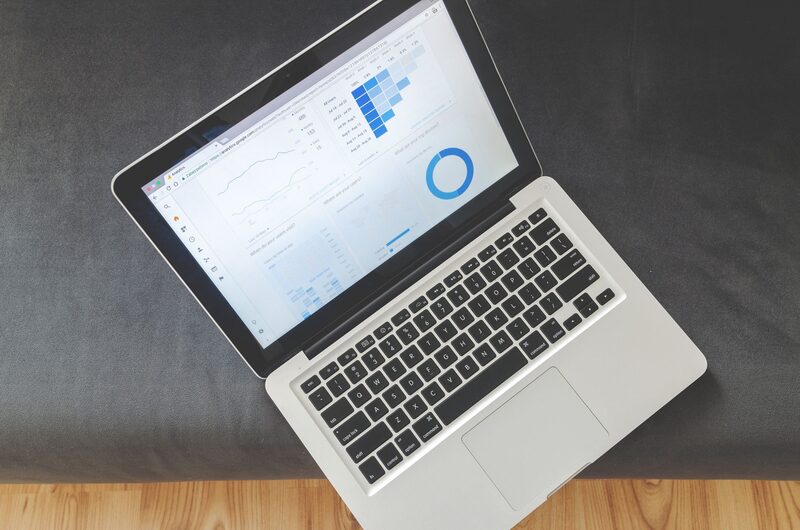 Equipa de uma empresa SaaS a trabalhar num escritório tecnológico em Lisboa