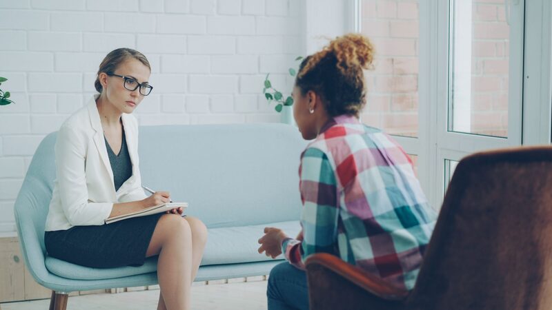 Psicólogo em consulta com paciente num consultório de terapia em Lisboa