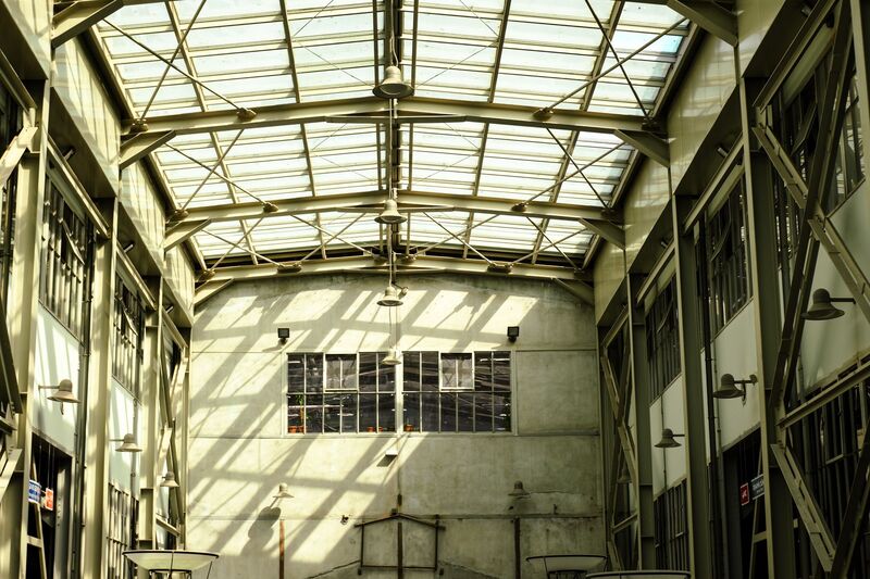 Zona das docas de Alcântara ao entardecer, Lisboa, com restaurantes e vista para o rio Tejo