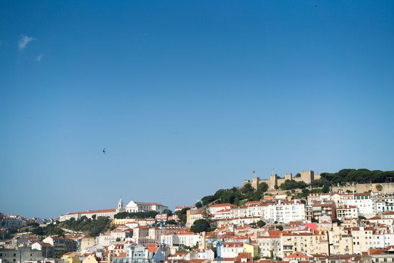 Ruas estreitas e casas tradicionais de Alfama, o bairro mais antigo de Lisboa