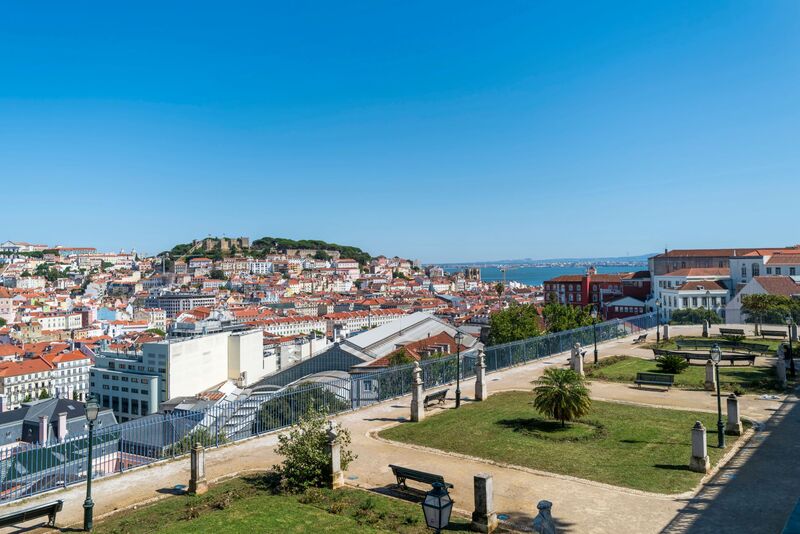 Rua tradicional de Alfama com fachadas antigas e azulejos em Lisboa
