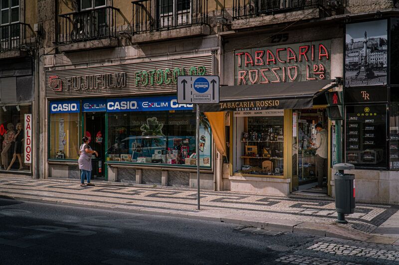 Edifícios de habitação e comércio local numa rua de Alvalade, Lisboa