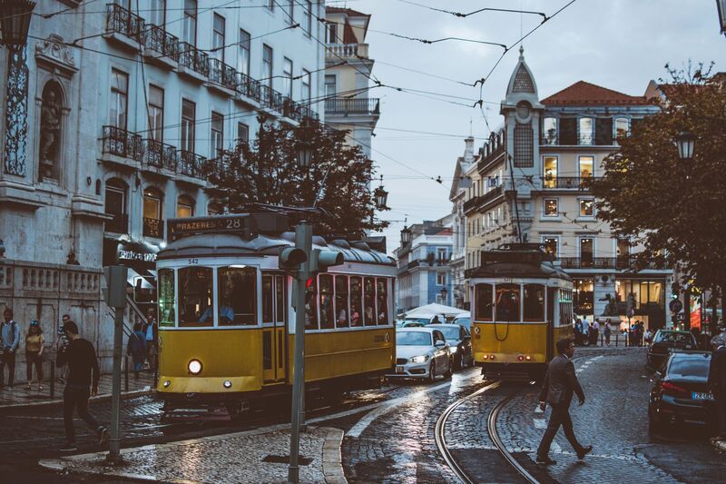 Esplanada e ambiente de rua no Bairro Alto, Lisboa, com turistas e residentes