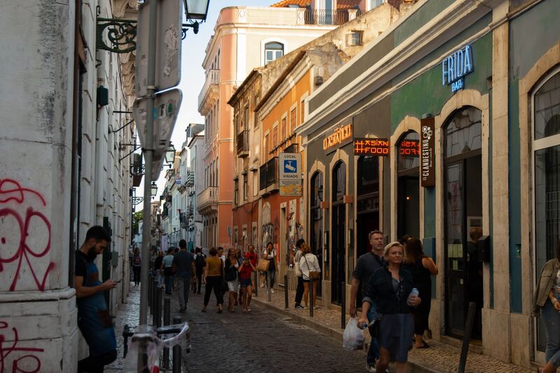 Movimento noturno de bares e restaurantes no Bairro Alto, Lisboa