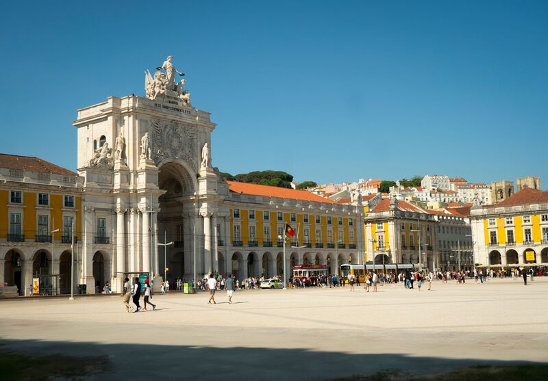 Esplanada e comércio de rua na Baixa de Lisboa, perto da Praça da Figueira