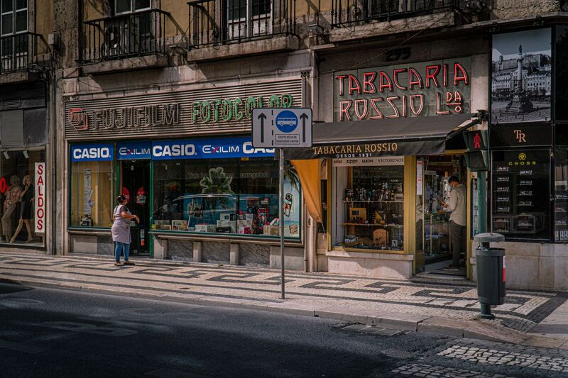 Elétrico histórico a passar por uma rua comercial na Baixa de Lisboa