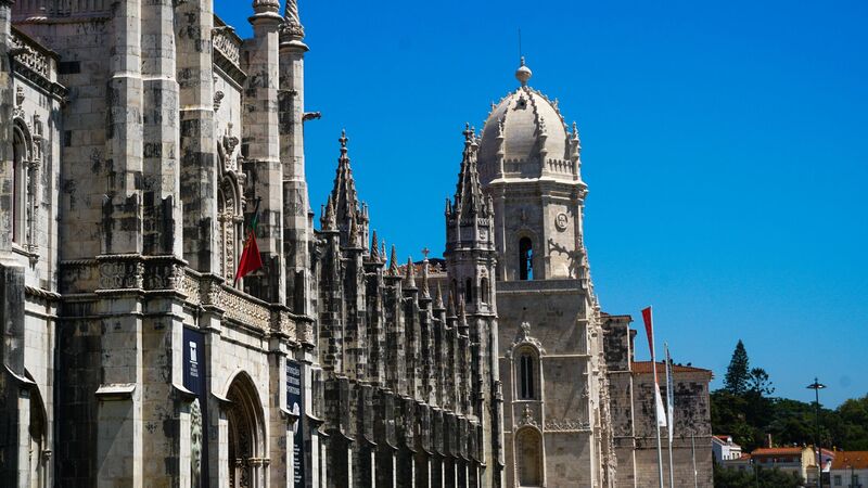 Mosteiro dos Jerónimos em Belém, Lisboa, visto do jardim da Praça do Império