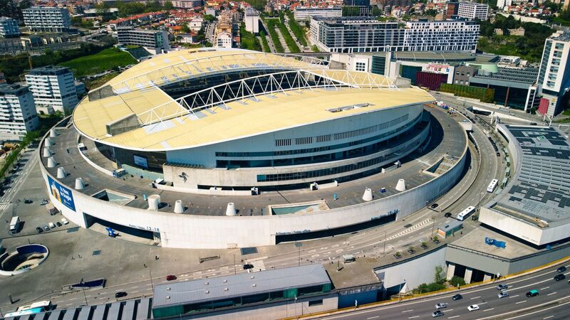 Comércio local e oficinas na Estrada de Benfica, Lisboa