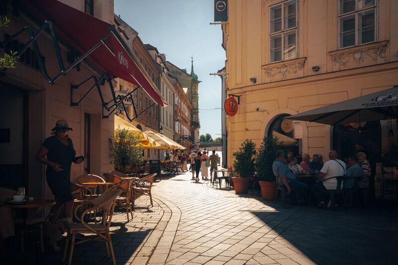 Praça e edifícios do Chiado, Lisboa, com esplanadas e ambiente cultural