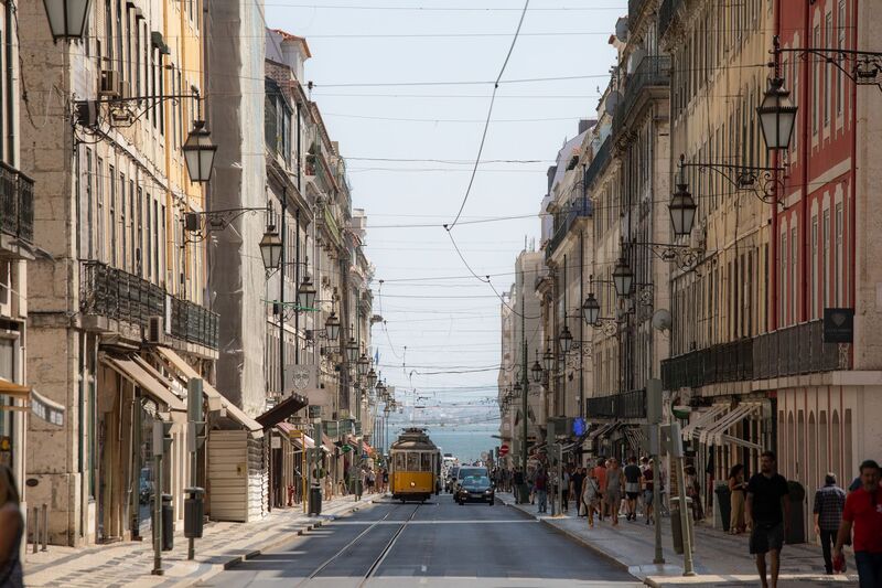 Fachada de teatro ou livraria histórica no Chiado, Lisboa