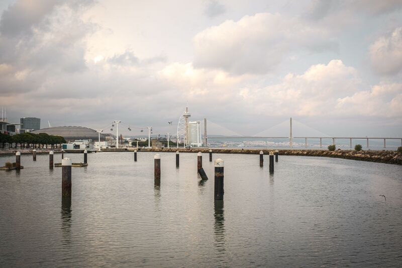 Edifícios modernos e passeio ribeirinho no Parque das Nações, Lisboa