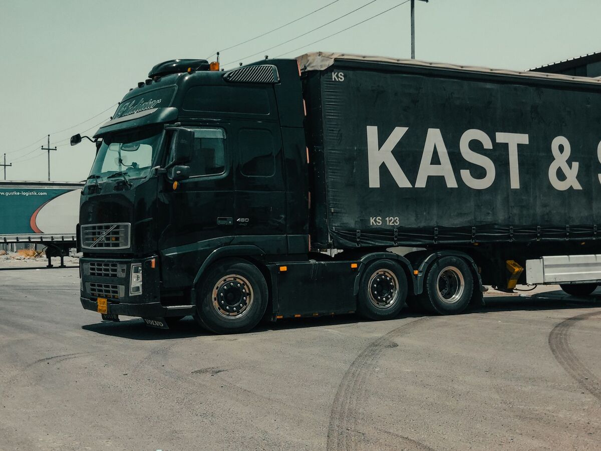 Frota de veículos de transporte de mercadorias de uma empresa de logística em Lisboa