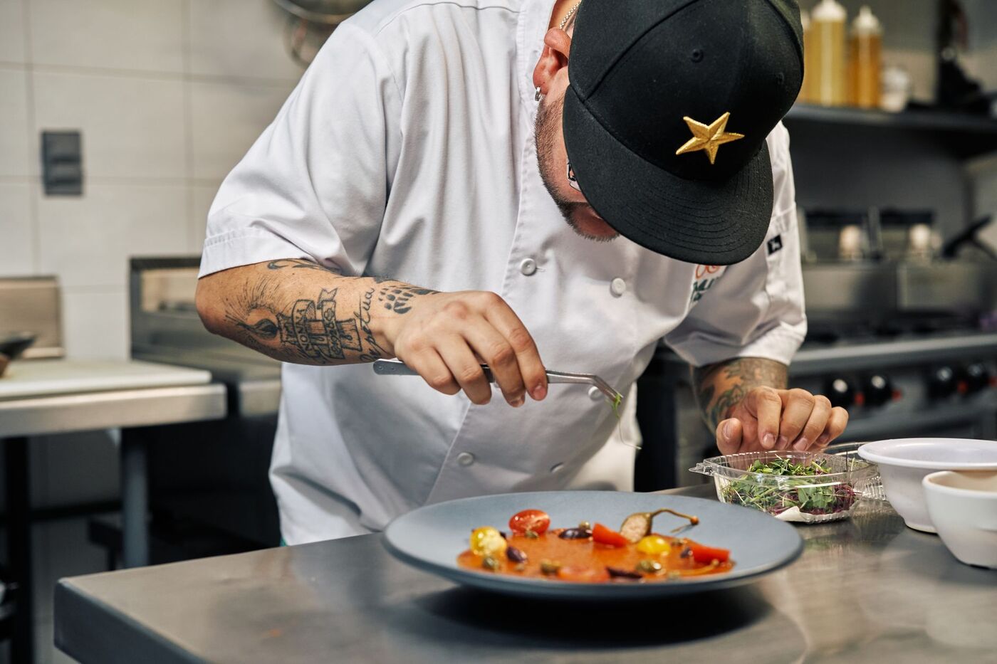 Sala de um restaurante em Lisboa preparada para o serviço de jantar
