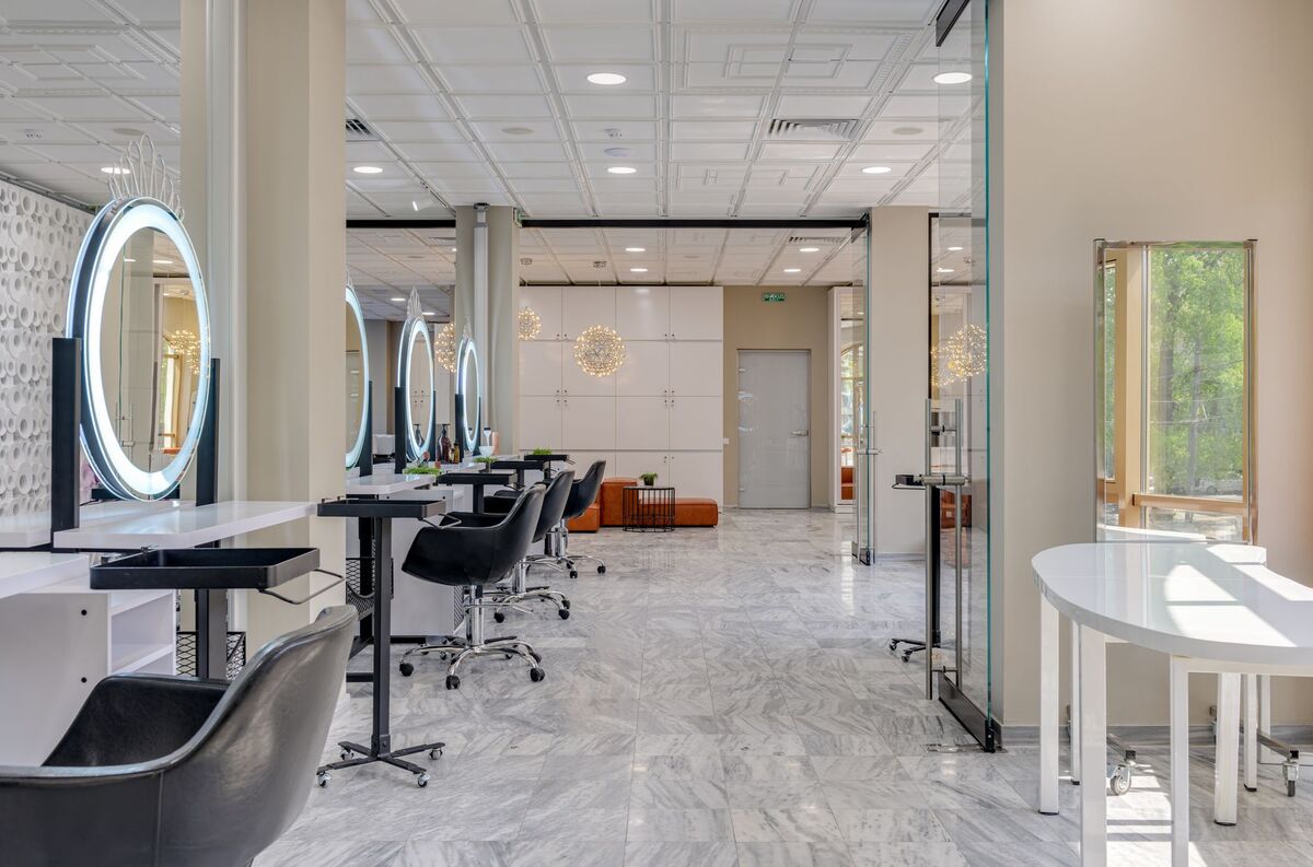 Manicure a realizar tratamento de unhas a cliente num instituto de beleza em Lisboa