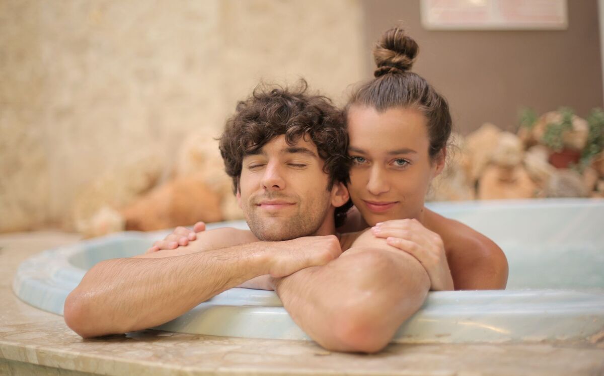 Zona de relaxamento e piscina de spa em Lisboa vista de perto